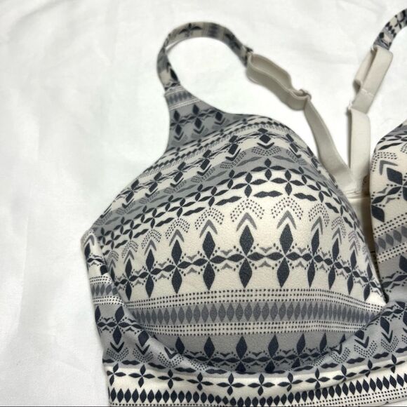 Victoria’s Secret Bra Lot of 2 Bundle Body By Victoria Push Up Plunge Size 34DD - Picture 2 of 15